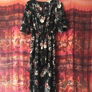 NWT vneck shortsleeved romper cape combo